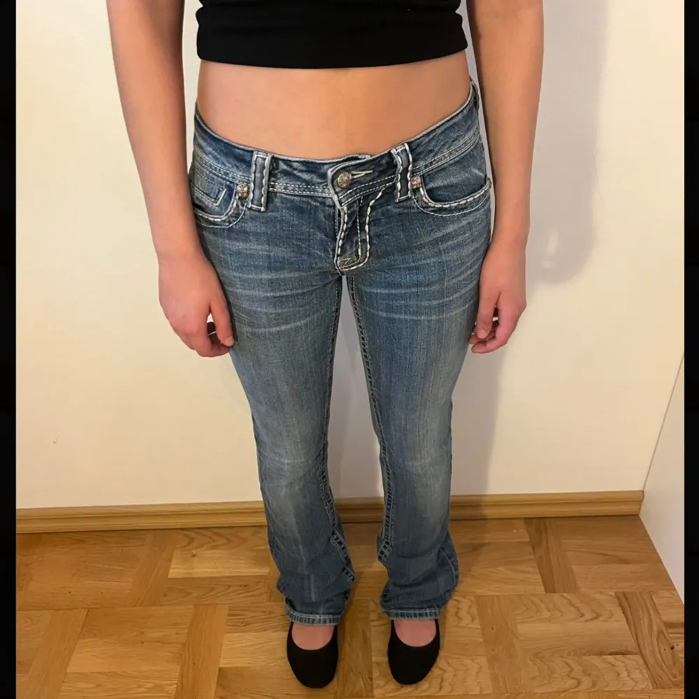 (22) FAAAARLIGT SNYGGA me jeans! Observera att de är för långa på modellen som e 164🥹💓 Waist: 28 Modell: Boot Midjemått tvärs över: 38cm Innerbenslängd: 80cm Bootcut Bredd nere: 21cm 💓Säljer även andra miss me jeans i olika storlekar!. Jeans & Byxor.