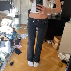 Lågmidjade svarta jeans - 90’s boot, lager157 i färgen ”Black Used” Har inga defekter och använda 1-3 ggr, tvättar innan frakt💞 Nypris: 400kr  Alla bilder är egna bilder!☺️ Dm innan ni köper/för fler bilder och använd gärna köp nu💞