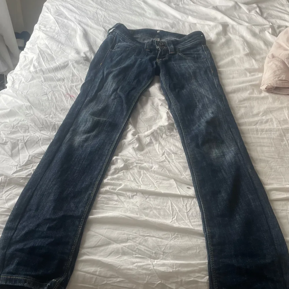 Ett par dö snygga lee jeans i model straight en sån fin blå färg, och lågmidjade!. Säljer pågrund av att de är för små. Vet inte exakta storleken men en blandning av xs-xxs.. Jeans & Byxor.