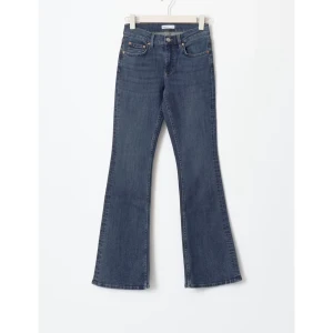 Blå bootcut jeans - Säljer ett par snygga blå bootcut jeans. De har en klassisk femficksdesign och är perfekta för både vardag och fest. Jeansen har en bekväm passform och är tillverkade i ett slitstarkt denimtyg. Nu med prislapp