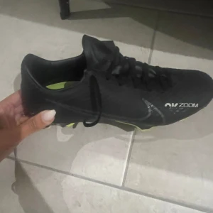 Nike fotbollsskor  - Mycket bra skick, använda i ca 4 mån bara på träning  Stl 40.5 Pris 500