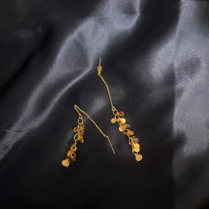 Guld örhängen - Fina guld örhängen som hänger De är tvättade🥰 Skriv vid fler frågor Fler smycken säljs —->