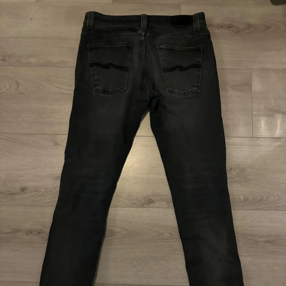 Säljer nu dessa nudie jeans med slitningar gjorde i affär efter lagningar. Modellen Lean dean Storlek 32/34 Skick 7/10 eftersom en hel del lagningar på jeansen. Hör av er i pm för fler frågor och funderingar!✌️🙌. Jeans & Byxor.