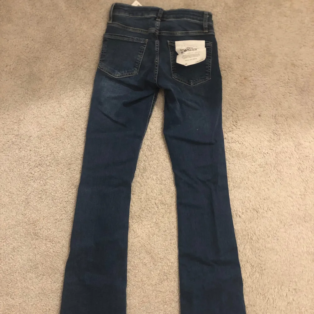 Säljer Bootcut jeans i storlek 32. Jag beställde fel storlek och kan inte returnera dem! De är alltså helt oanvända! Pris kan såklart diskuteras! Skriv till mig om ni har någon fråga så svarar jag så fort jag kan! ❤️. Jeans & Byxor.