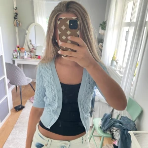 Kofta  - Säljer denna fina kofta från Kappahl i storlek XS. Säljer då den är för liten för mig.