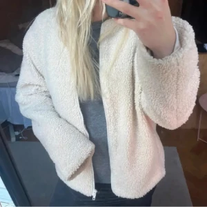 Teddy jacka - Använder inte längre! Jackan är ifrån Nelly ❤️ köptes för 700 ungefär