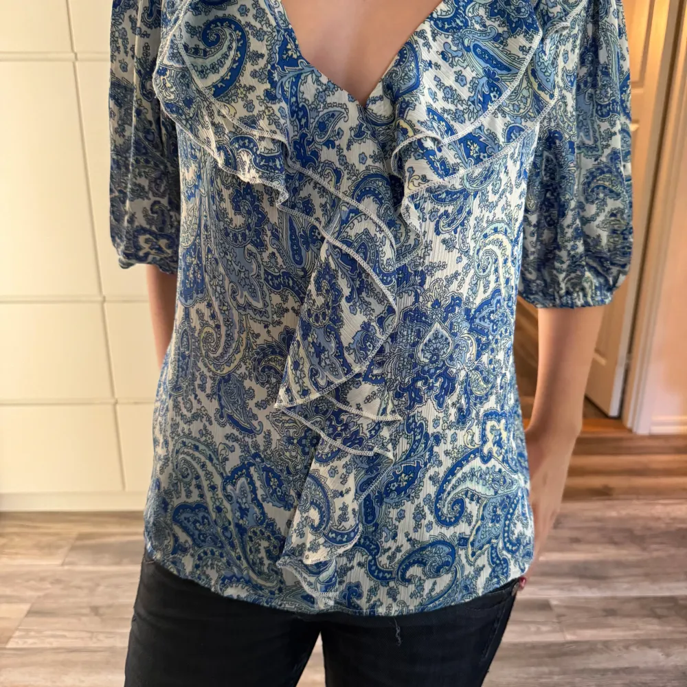 Säljer helt i använd blus från vero Moda. Köpte för 450. Blusar.