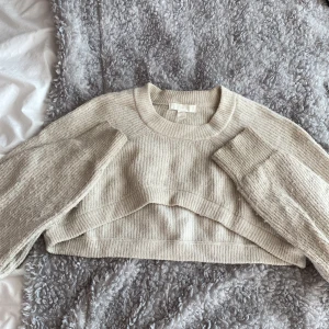 Stickad bolero - Fin stickad bolero jag köpt för ett tag sen här på Plick. I storlek S och har en del noppror, därav priset. Pris går att diskuteras vid snabb affär!💘