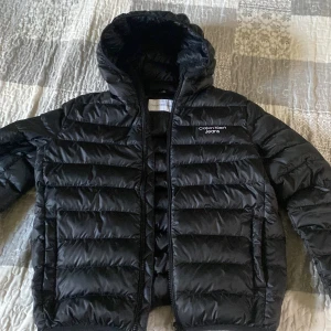 Calvin Klein  - Helt ny köpte och är oanvänt  Passar folk som är runt 160-168 Helt ny pris kostar 1799kr