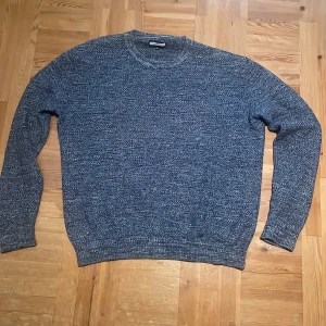 Stickad tröja - Stickad tröja, säljer då den är för stor för mig. Bra skick! Inga fel. Skriv för mått eller om du har frågor‼️