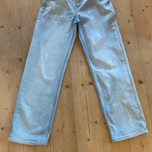 Levis Loose Jeans - Jag säljer nu mina Levis byxor då jag växt ur dem. Storlek 158/164  Dem är i 9/10 skick Tveka inte att kontakta mig för frågor eller fler bilder.