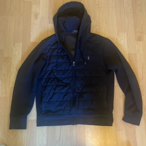 Ralph lauren jacka - Säljer min Ralph lauren jacka i 10/10 skick då jag vill köpa en ny till vintern. Jag är 180 cm lång och nypris ligger på 3600 kr. 