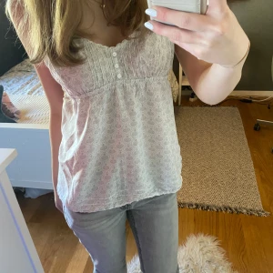 Babydoll topp - Storleken på linnet är L men sitter lite löst på mig som har Xs. Vit topp med grått mönster.💕 Pris går att diskutera vid snabb affär 