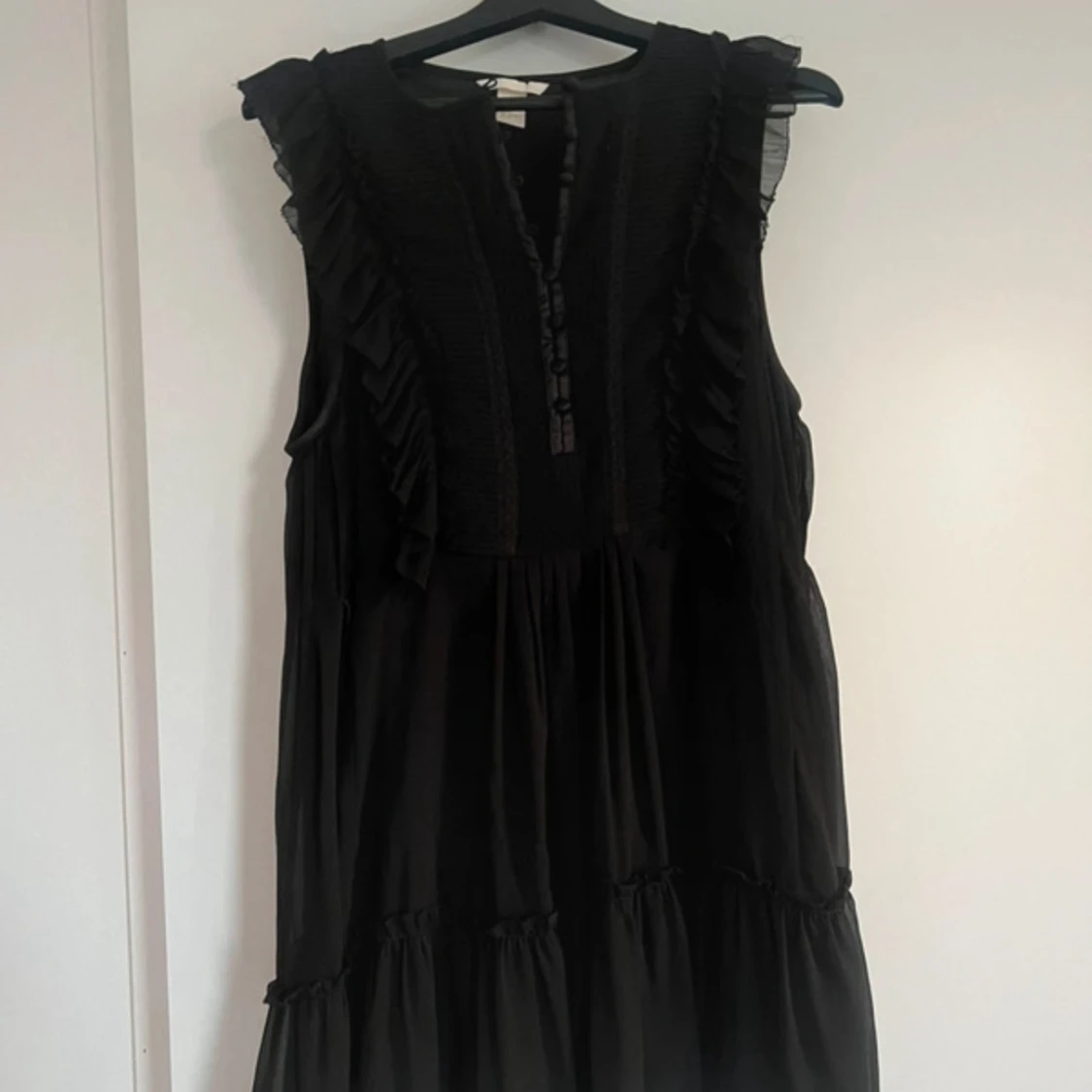 Svart klänning med volangdetaljer - 90