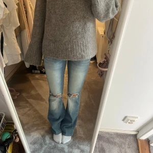 Lågmidjade bootcut jeans  - Säljer mina skitsnygga lågmidjade jeans med hål! De är helt slutsålda! Använd gärna köp nu💕