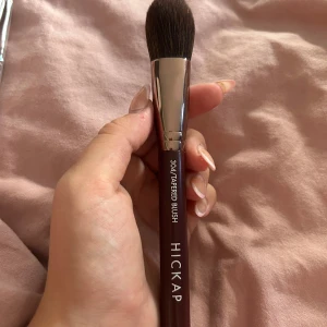 Hickap sminkborste - Köpte deras kalender och säljer det jag inte har användning av billigare. Helt ny inte använd eller testad eller något då jag inte använder dessa Sminprodukter. 
