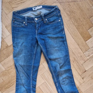 Levi - Lågt skurna jeans från Levi i modell Demi curve