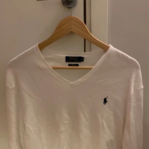 Ralph Lauren tröja  - Säljer nu min Ralph Lauren tröja då den inte passar. Väldigt sparsamt använd, inte defekter som jag känner till. Super skönt material. Skick 9/10. Kan gå ned i pris vid snabb affär 