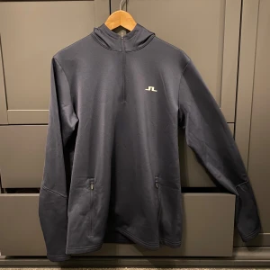 J Lindberg Hoodie  - Tja, säljer denna Hoodie då det vart ett fel köp, perfekt nu inför dom kallare dagarna✅har aldrig använt den så skicket är som Nytt. Str: L, Nypris: 1500kr Skicka gärna om du har några funderingar😄 Mvh 