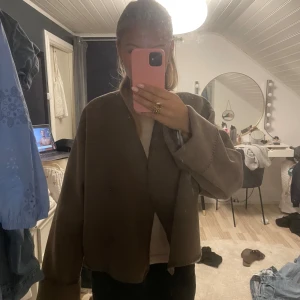 Brun jacka med detaljerad söm - Säljer en snygg brun jacka med en detaljerad söm längs ärmarna, Jackan har en oversized passform och är perfekt för höst och våren☺️ Populära jackan från gina som vart trendig den senaste tiden, nästan oanvänd och bara använd ca 2-3 gånger 🥰☺️