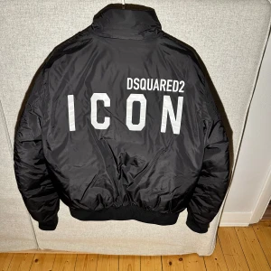Dsquared2 Icon bomberjacka - Storlek 48 (passar om du har S) Införskaffad för något år sedan men använd ca 30 gånger, produkten är som ny i skick.