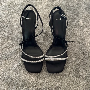 Svarta silvriga klackskor - Svarta och silvriga klackskor från mango i storlek 39. Oanvända.