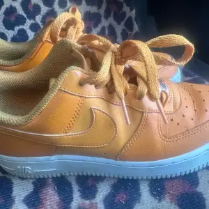 Orange Nike skor väl använda. Men i användbart skick storlek 36