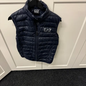 EA7 väst - Väst från Emporio Armani Storlek S Mycket bra skick Säljs då den inte kommer till användning 