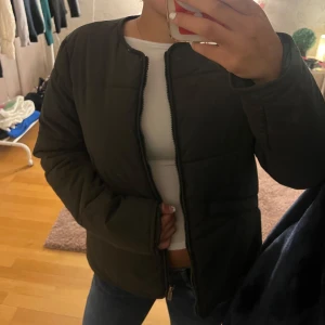 Mörkgrön/militärgrön höst/vår jacka!  - Säljer en av mina favorit jackor till hösten/våren pga att jag har köpt en ny. Storlek S och köpt för 400kr. Den är i väldigt bra skick och sååå fin färg. Man ser dock inte färgen så bra på bilderna men skriv om ni vill ha flera bilder!