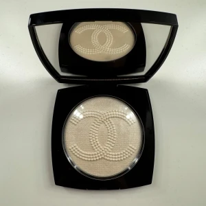 chanel highlighter stor  - köpt för 1 år sedan, aldrig kommit till användning 