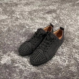 Loubitins - Säljer mina fina loubs då de inte passar mig. Skorna är endast använda en gång. Storleken är 46 men passar 44/45. Pris går att diskuteras