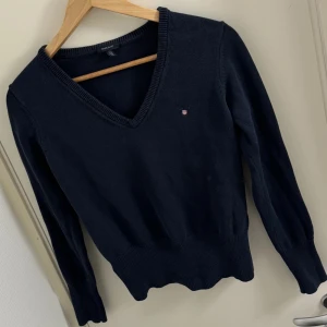 Mörkblå Gant collegetröja - Superfin marinblå / mörkblå gant collegetröja storlek M, fint skick. Passar S. Endast testat, storleken passade inte mig då den är mer som S än M❤️ priset kan diskuteras