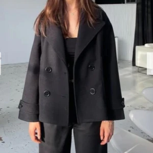 Design by Si - Populär kappa från design by si🥰passar perfekt nu till hösten och har stora praktiska fickor. Nypris 757kr