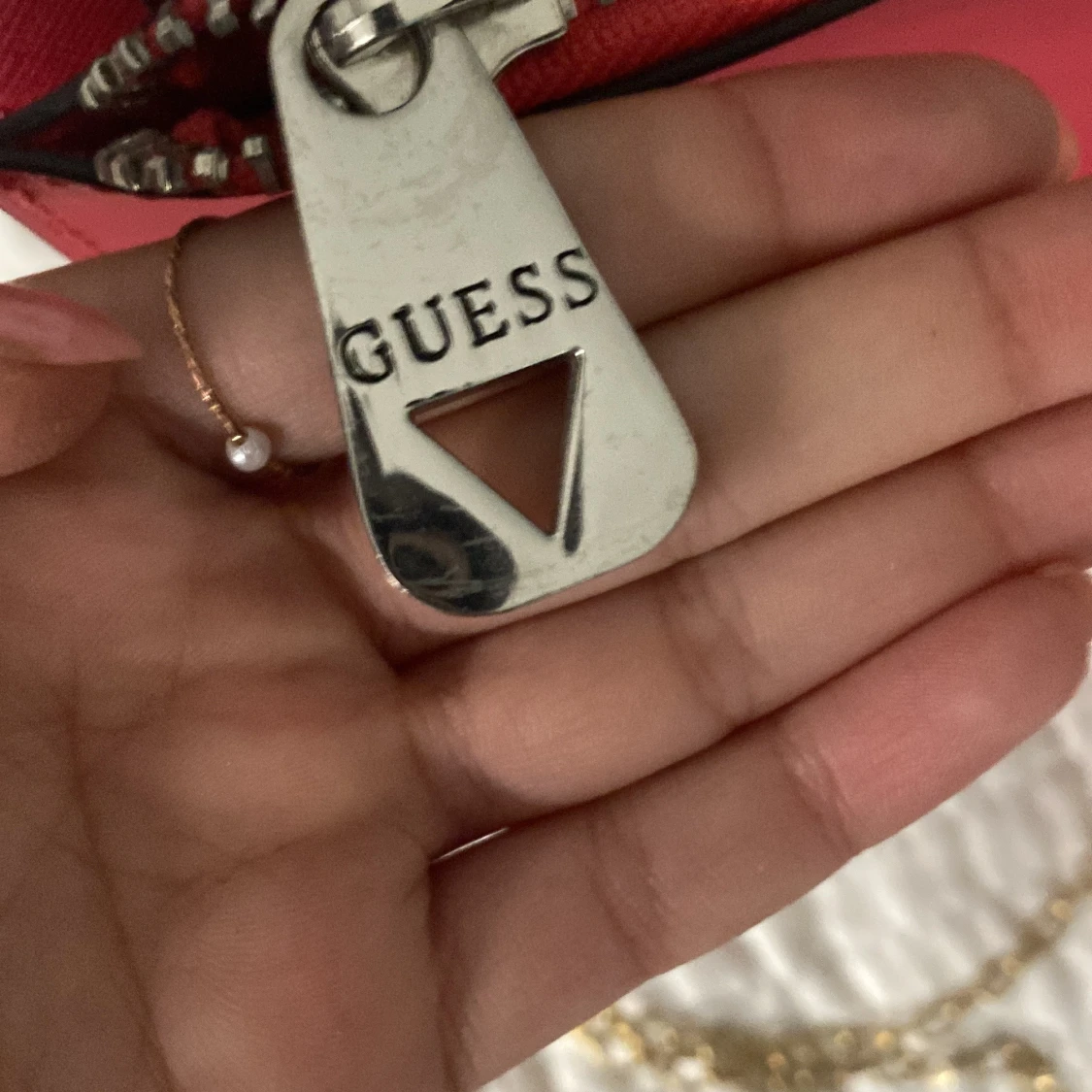 Röd kuvertväska från Guess - 92