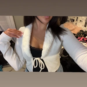 Päls cardigan - Supersöt kofta eller cardigan med fluff runt halsen. Perfekt för att komplettera gulliga vinterfits ☺️❄️