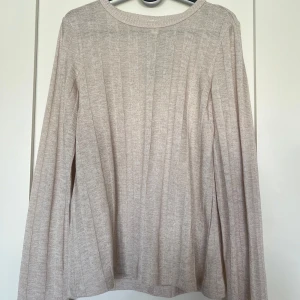 Tunn tröja  - Säljer denna tröja från H&M i storlek M, helt oanvänd och lappen sitter kvar. Säljer den för 100kr.