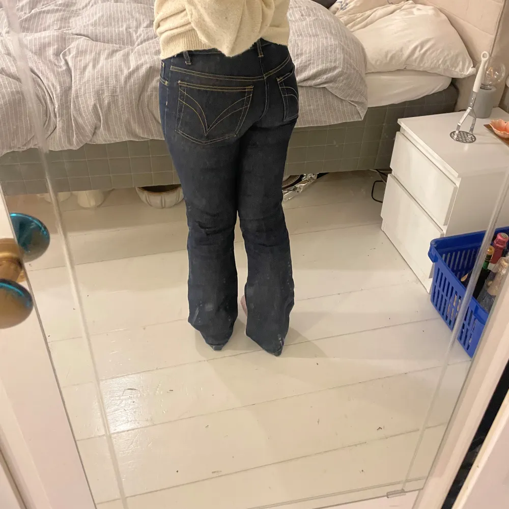 Super fina Lågmidjade mörk gråa jeans jeans, har däremot ett hål på insidan av låret så priset kan diskuteras. Men jätte fina och sitter så skönt på en💕. Jeans & Byxor.