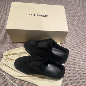 Arigato skor  - Tjena säljer nu mina arigato skor då dem ej kommer till användning• skick 7/10 dem är lite fläckiga men inget som syns vid användning• dem är köpta på NK i Göteborg• box och dustbag medföljer•  hör av er vid ytterligare frågor eller bilder!