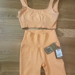 Orange träningsett Amin - Ribbat träningsett, Storlek Xs byxor aldrig använda topp använd få gånger, rättvis färg syns på bild 3🧡
