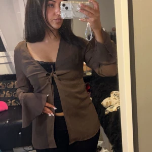 Brun cardigan - Brun tunn cardigan/flis. Skickar fler bilder på begäran 🩷