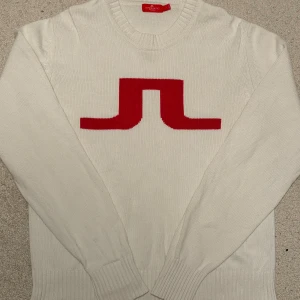 J.Lindberg tröja - Använd ett få tal gånger. Skicket är 8/10. Storleken är L men passar M och S. Skulle inte säga att den passar L. Skriv om du har funderingar🙌