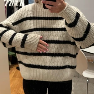 Randig stickad tröja  - Randig stickad tröja från hm. Har halvpolo och lite boxigarew modell. Varm och skön, sticks inte. Storlek L men passar någon som vanligtvis är en xs/s om man vill ha den oversized. Som ny, knappt använd.