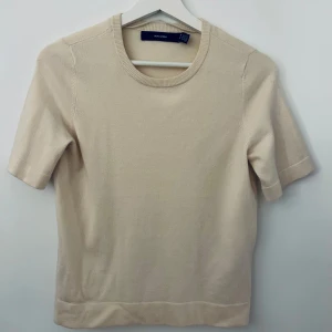 Kortärmad stickad topp Vera Moda - Jättefin kortärmad topp ifrån Vera Moda. Tröjan är i en creamvit färg. 