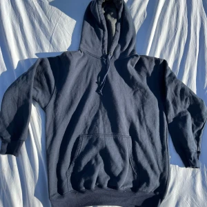 Mörkblå Hoodie från iEast - Säljer en mörkblå och stilren hoodie från iEAST i storlek L