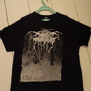 Darkthrone Astral Fortress T Shirt - Gott skick, trycket kom med den där texturen, fråga på vid minsta tanke