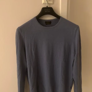 Massimo dutti Kashmir tröja - Skick 10/10, nypris låg på 1000kr när jag köpte vilket var för ungefär två år sedan. Varan finns inte att köpa längre. 