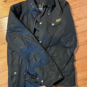 Barbour jacka - En jätte stilren jacka från barbour! Den skulle passa någon som är 165-175 skulle jag gissa. Säljer pga för liten! Skriv för frågor!