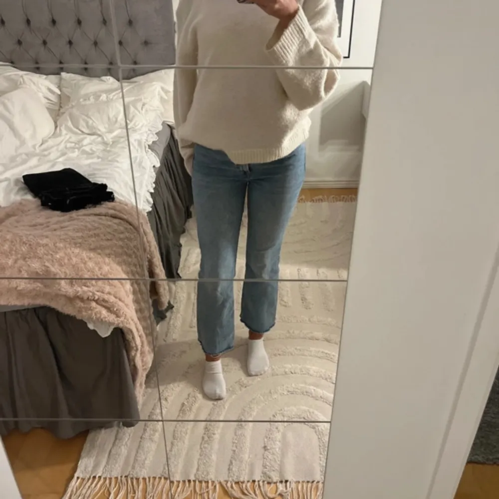 Jeans från mango som är ankellånga. Super snyggt och trendigt nu. Sköna i materialet . Jeans & Byxor.