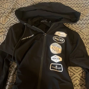 Mercier jacka  - säljer min äkta mercier jacka ifrån JD eftersom att den ej kommer till användning längre. den passar både tjejer och killar (unisex) jättebra skick, som ny. och perfekt nu när de börjar bli lite kyligare då den håller regn och vind