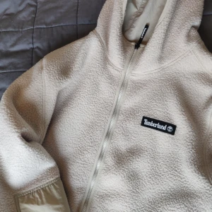 Timberland reversible jacka - Riktigt fin timberland jacka som man kan vända ut och in för å få en annan look. Fleece på ena sidan och vattenavstötande nylon på andra.  Storlek medium. Näst intill nyskick Nypris 2300kr